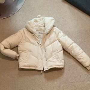 Hollister Women's Off-White Puffer Jacket